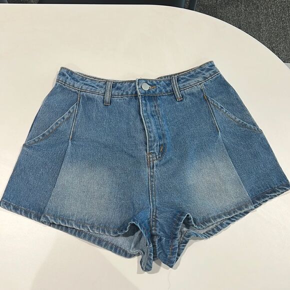 Brand New Pleated Denim Shorts size Medium! - Picture 1 of 7